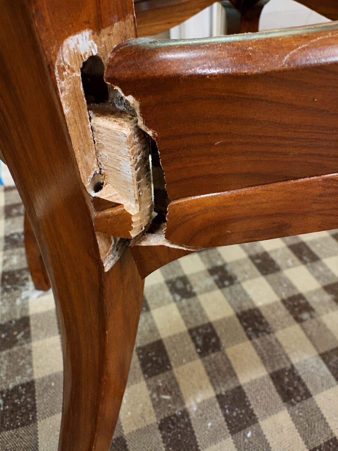 Reparar sillas en Madrid con restauración artesanal de madera